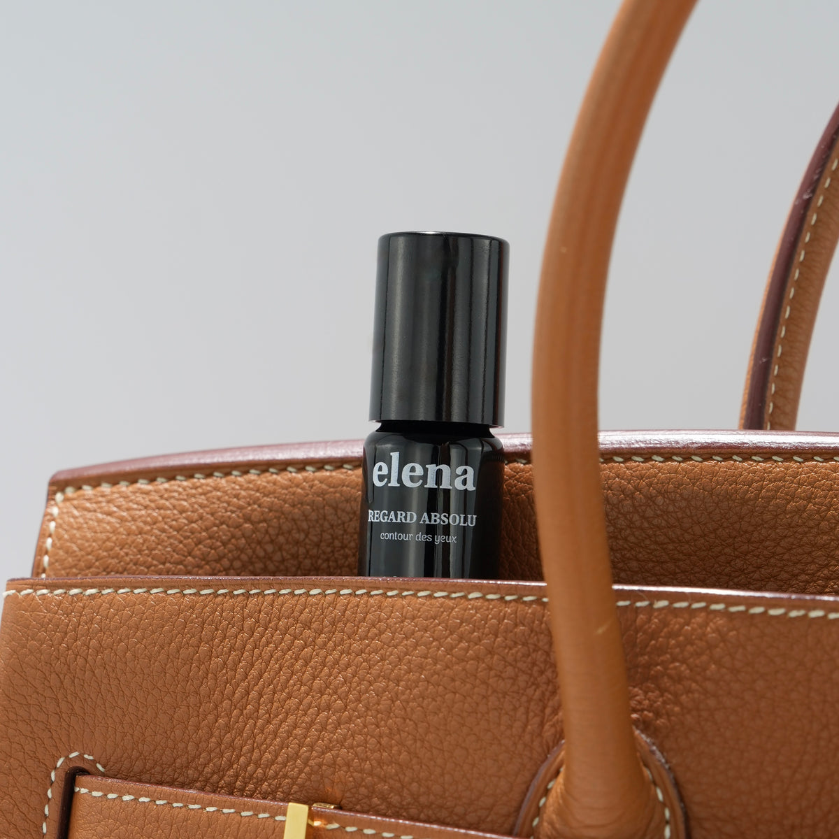 Contour des Yeux Elena du Pack 1 présenté dans le sac Birkin